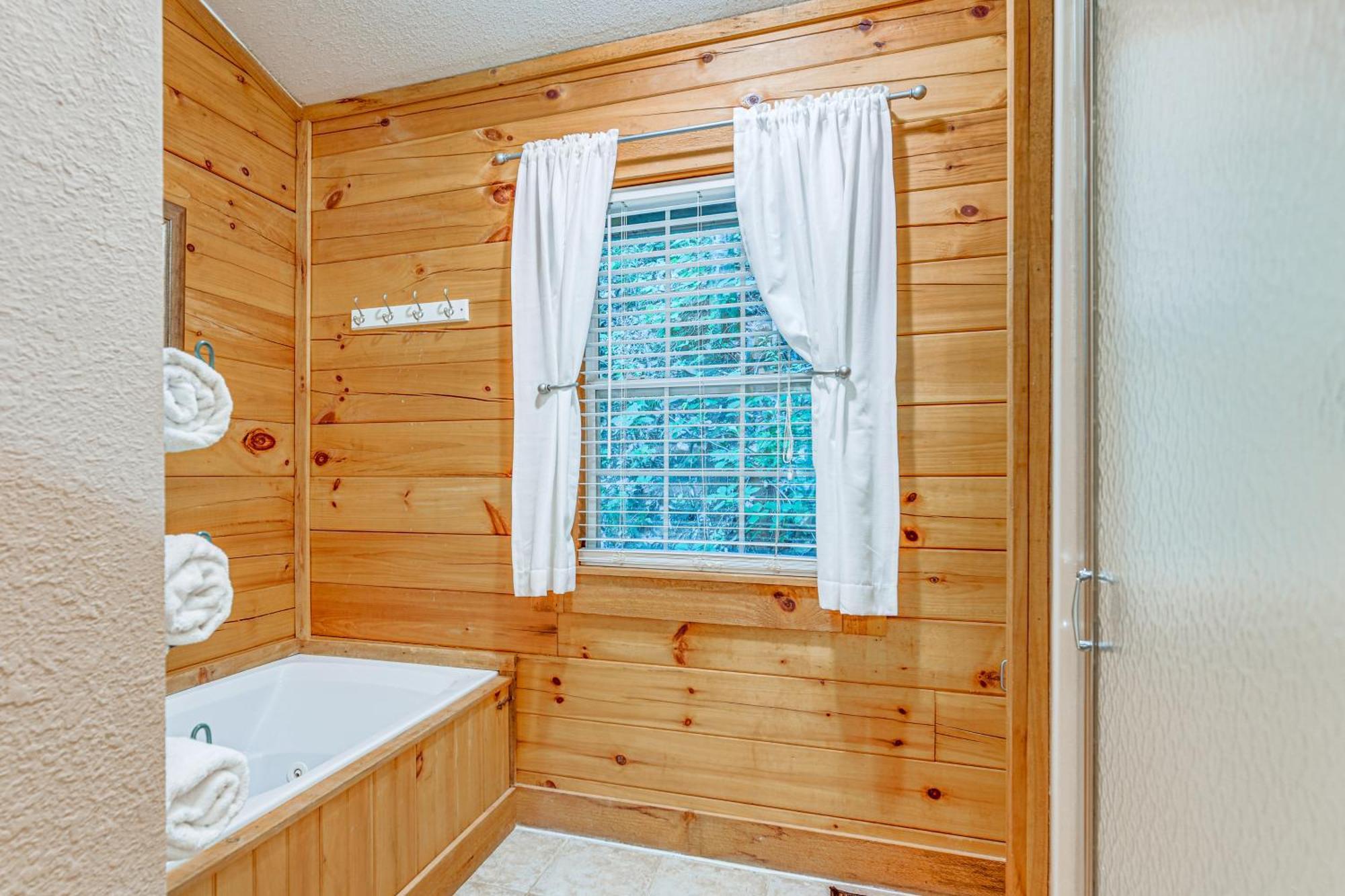 Serene Maggie Valley Retreat With Deck And Hot Tub! Ngoại thất bức ảnh